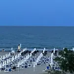 Gallery B Σάνι Μπιτς